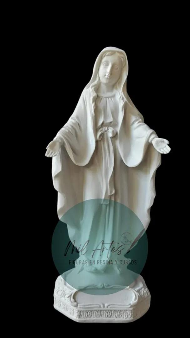 figura en resina de 15 cm 